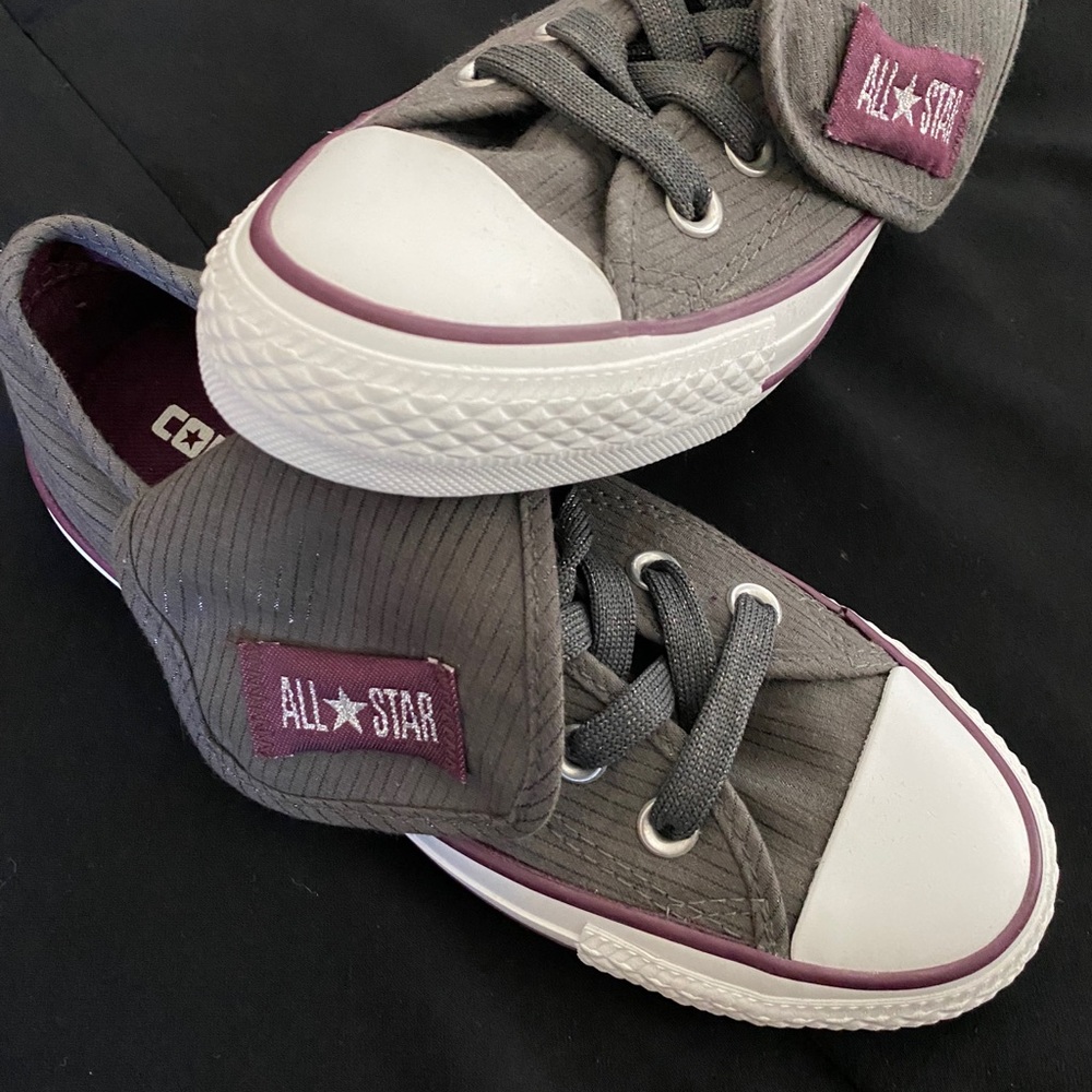 Olive w/plum trim Ladies Size 5 Converse